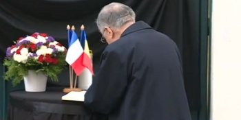 Iliescu si Basescu, la ambasada franceza din Bucuresti, la doua zile de la atentatele din Paris