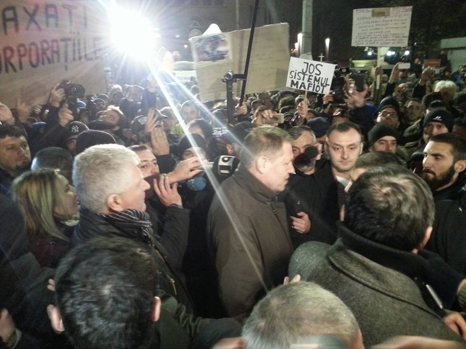 Iohannis a venit in Piata Universitatii. Presedintele a stat 20 de minute