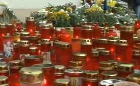 A treia zi de doliu national: La locul tragediei continua sa arda mii de lumanari/Ancheta, in plina desfasurare