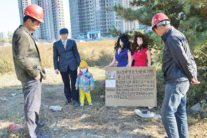 Isi vinde papusile gonflabile pentru a-si salva nepotelul