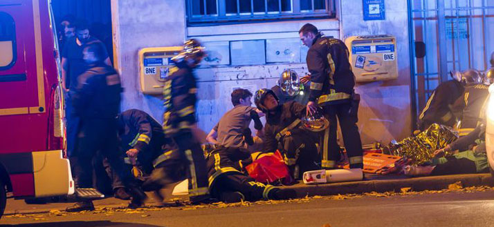 Vineri 13. Noapte apocaliptica in Paris: peste 120 de morti, 200 de raniti, sase atacuri teroriste sustinute aproape simultan