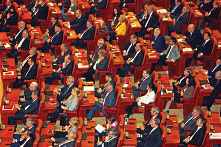 Politicienii baga capul frumusel la cutie