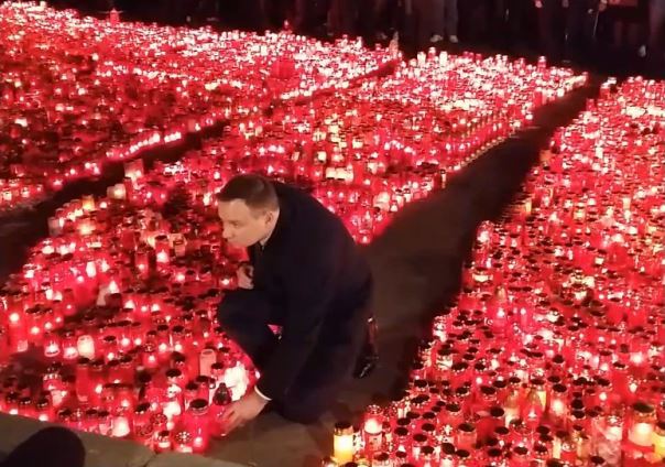 Seful statului polonez, cu flori la locul tragediei din club. A venit la Colectiv direct de la aeroport (VIDEO)