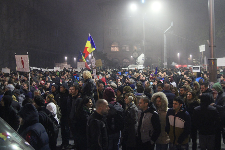Strada vrea sa-i despoaie de privilegii pe demnitari