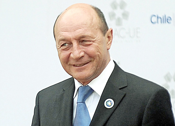 Basescu ii da ghionturi lui Mihalache in timpul somnului
