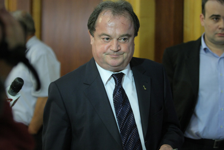 Ministrul Dezvoltarii Regionale si Locuintei, Vasile Blaga, pleaca la finalul intalnirii Colegiului Director National al PD-L organizata cu ocazia analizei rezultatelor alegerilor europarlamentare, in Bucuresti - Ziarul National