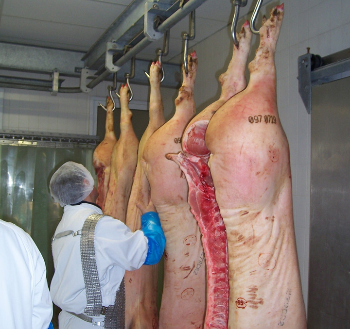 Peste doua tone de carne si produse din carne, confiscate de politisti in urma unor controale