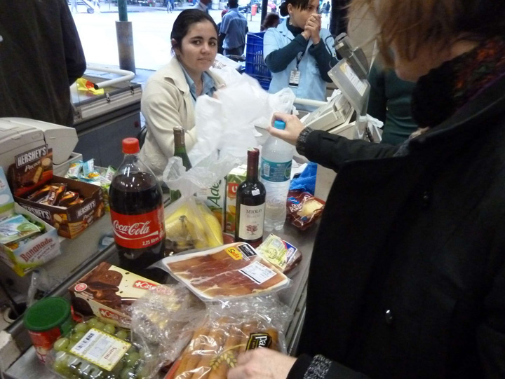 Banii din reducerea TVA la alimente s-au dus tot pe mancare