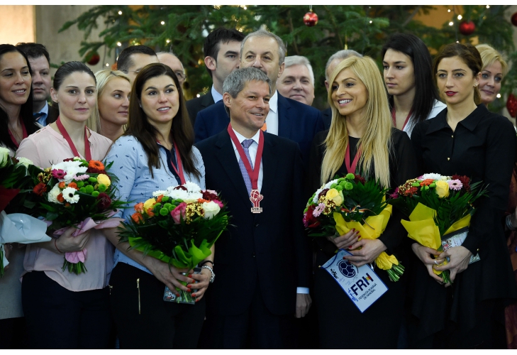 Fetele din nationala de handbal a Romaniei, premiate de Guvern dupa reusita de la Mondiale