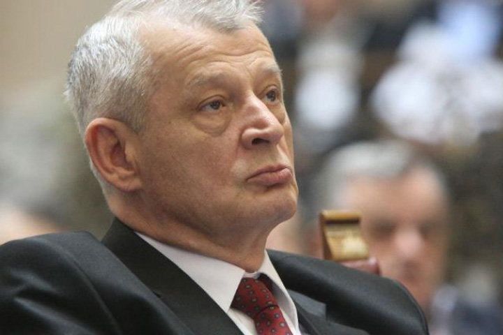 Oprescu, operat la foc continuu