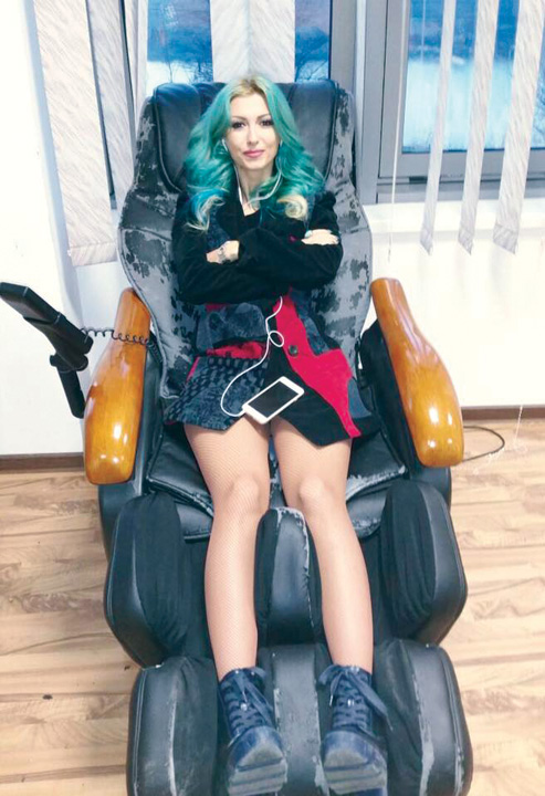 Andreea Balan, la fel de obosita precum fotoliul