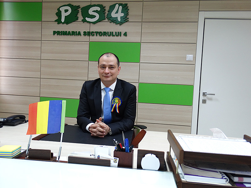 „Demisia”: Zeci de comercianti nemultumiti, in fata Primariei Sectorului 4/ Ce spune edilul despre actiunea de transformare a Pietei Sudului