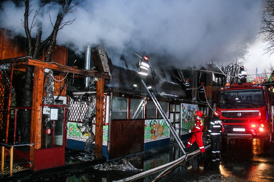 Incendiu violent la un restaurant aflat intr-un parc din sectorul 4 (FOTO)