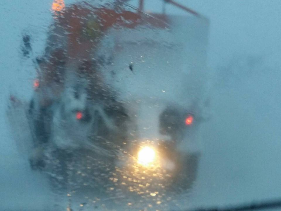 Traficul oprit sau blocat pe mai multe drumuri nationale din tara din pricina viscolului!