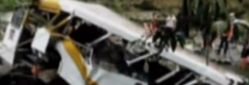Accident grav, cu zeci de victime: un autobuz s-a prabusit intr-un rau (VIDEO)