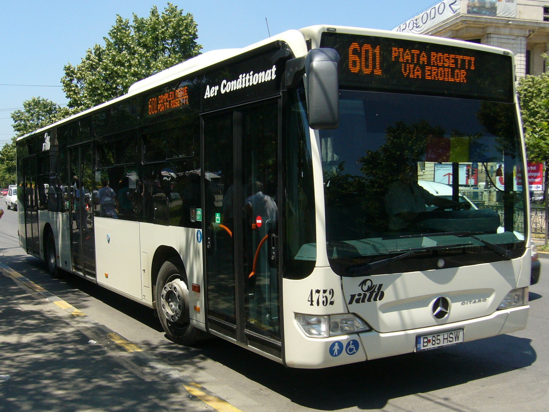Linie de autobuz din Capitala, deviata. O avarie a dus la surparea carosabilului