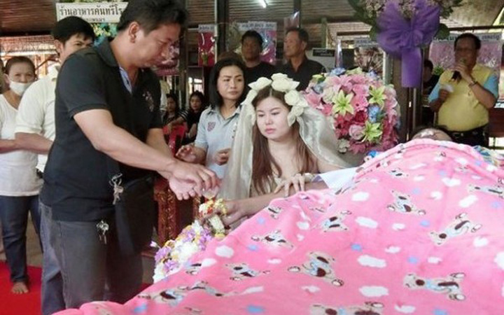 O tanara din Thailanda s-a maritat cu iubitul mort