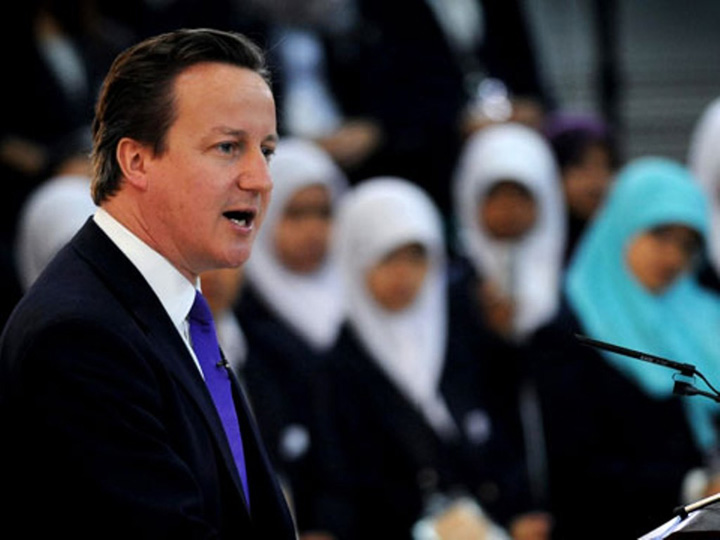 Cameron cere musulmanelor sa invete engleza, altfel…