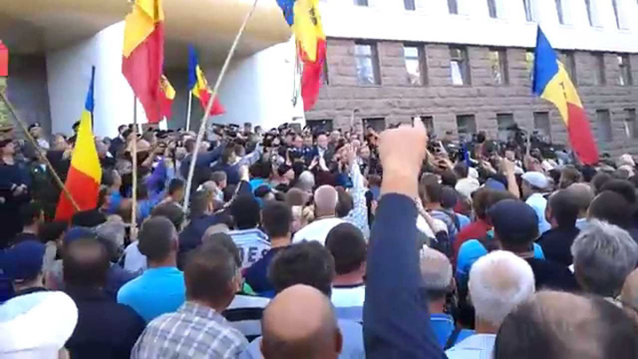 Chisinau, a doua zi sub asediul protestelor