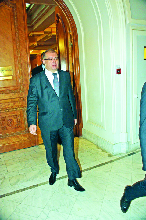 Mihalache ridica iar capacul de pe oala acoperitilor