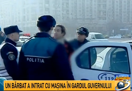Incident in fata Guvernului: o masina s-a oprit in gardul Palatului Victoria