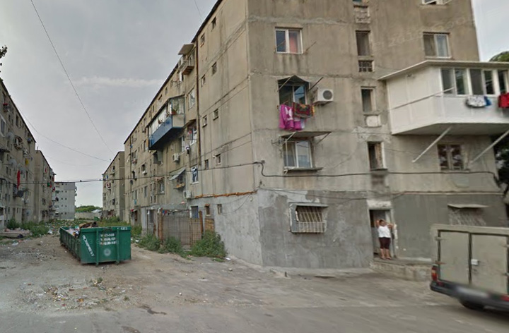 Romanii locuiesc inghesuit si prost