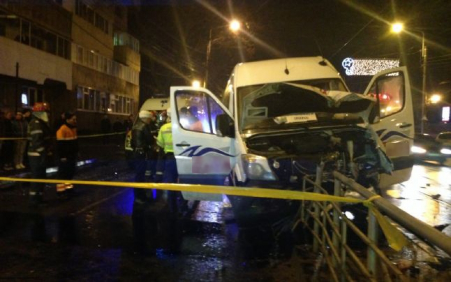 Un om a murit in urma unui groaznic accident de microbuz, strapuns de o bara