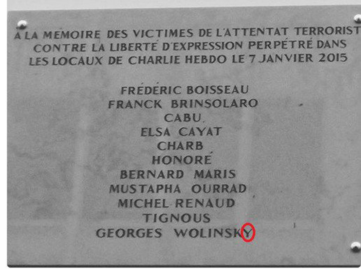 Numele unui caricaturist de la Charlie Hebdo, scris gresit pe placa comemorativa