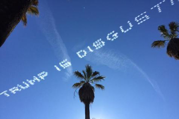 Avioane au scris pe cerul Californiei: Trump este dezgustator!