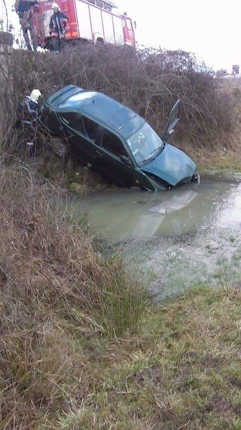 Patru oameni, la spital, unul cu un traumatism grav, dupa ce masina lor a ajuns intr-o rapa