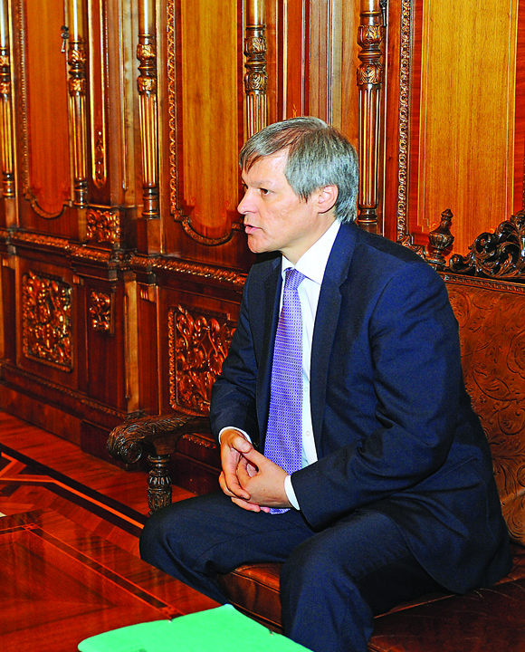 Liberalii il scot la tabla pe Ciolos