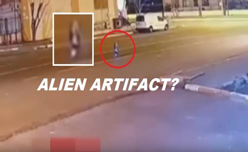 Vizita extraterestra? Creatura ciudata, filmata noaptea, circuland pe o strada din Diyarbakir!