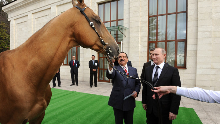 Cum s-au cadorisit Putin și Regele Bahreinului