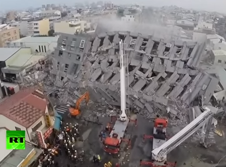 Tanar salvat de sub daramaturi, dupa ore intregi de cautari/Bilantul cutremurului din Taiwan: 20 morti