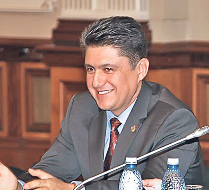 Un senator da in judecata … Justitia