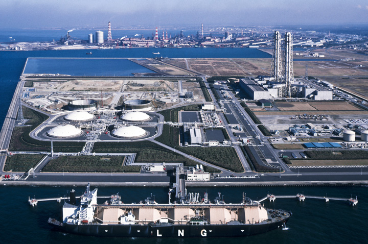 Electrical Power Plant on Tokyo Bay fueled by Liquid Natural Gas. - Ziarul National