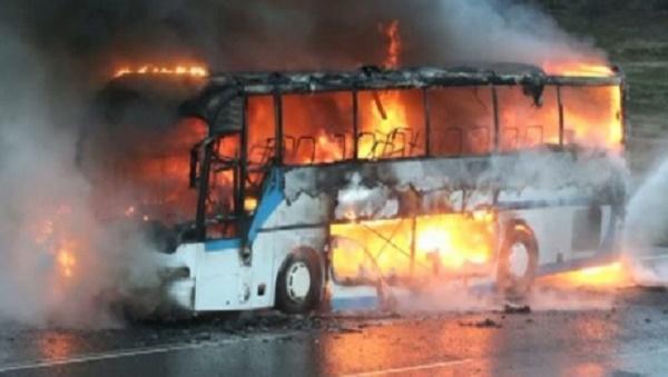 Un autocar s-a facut scrum, pe o sosea din tara, dupa ce a luat foc in mers (VIDEO)