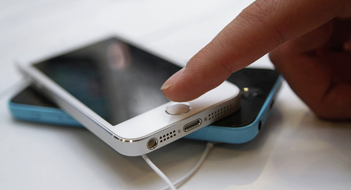 Apple invinge politia americana si FBI
