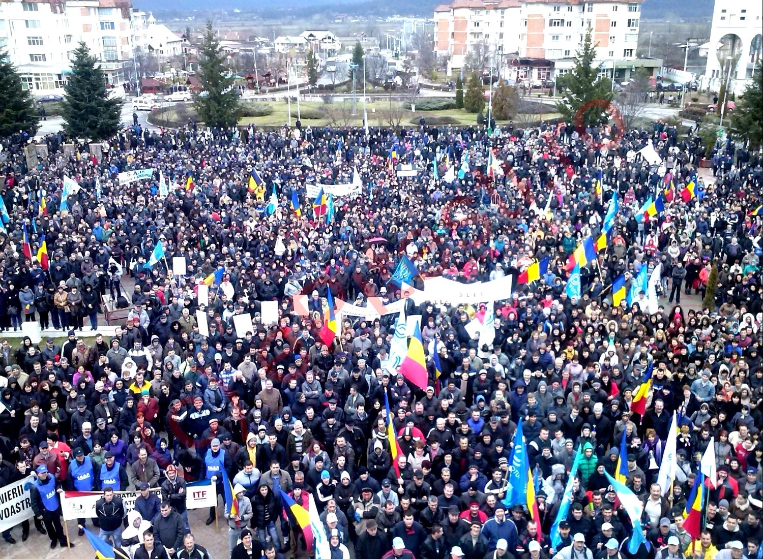 Mii de oameni au iesit in strada la Mioveni