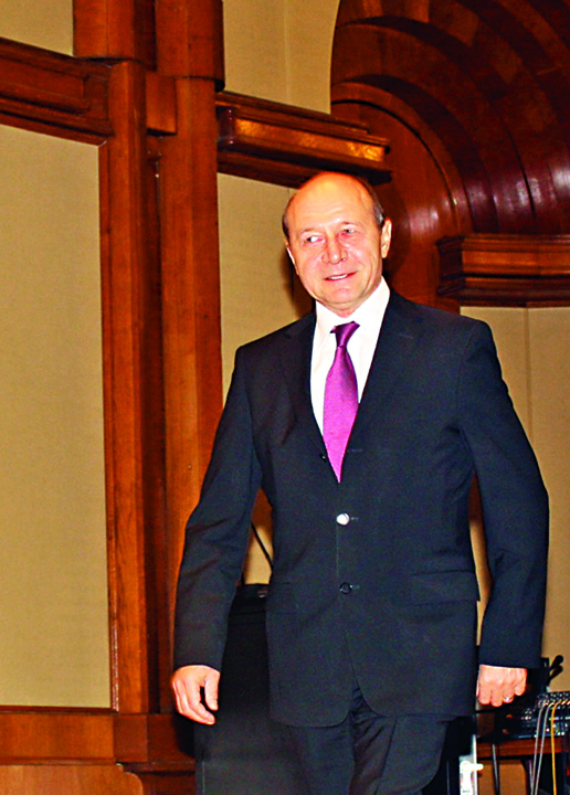 Basescu ii da branci lui Iohannis pe teren