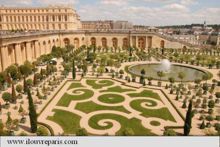 Trei cladiri ale palatului Versailles, transformate intr-un hotel de lux