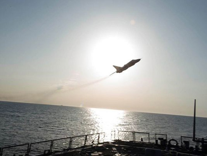 Avioane Su-24 au zburat la noua metri deasupra distrugatorului american Donald Cook