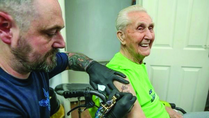 Un adevarat „super-bunic”! La 104 ani a devenit cel mai batran om de pe planeta care s-a tatuat