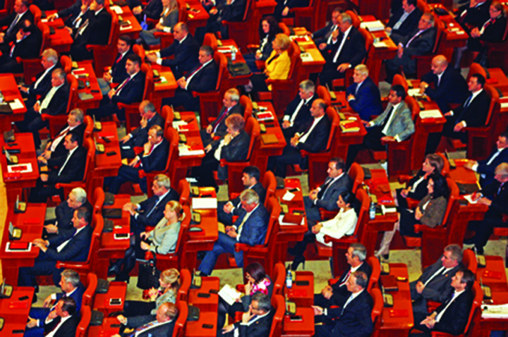 Parlamentarii ii tin in functii pe alesii locali condamnati cu suspendare