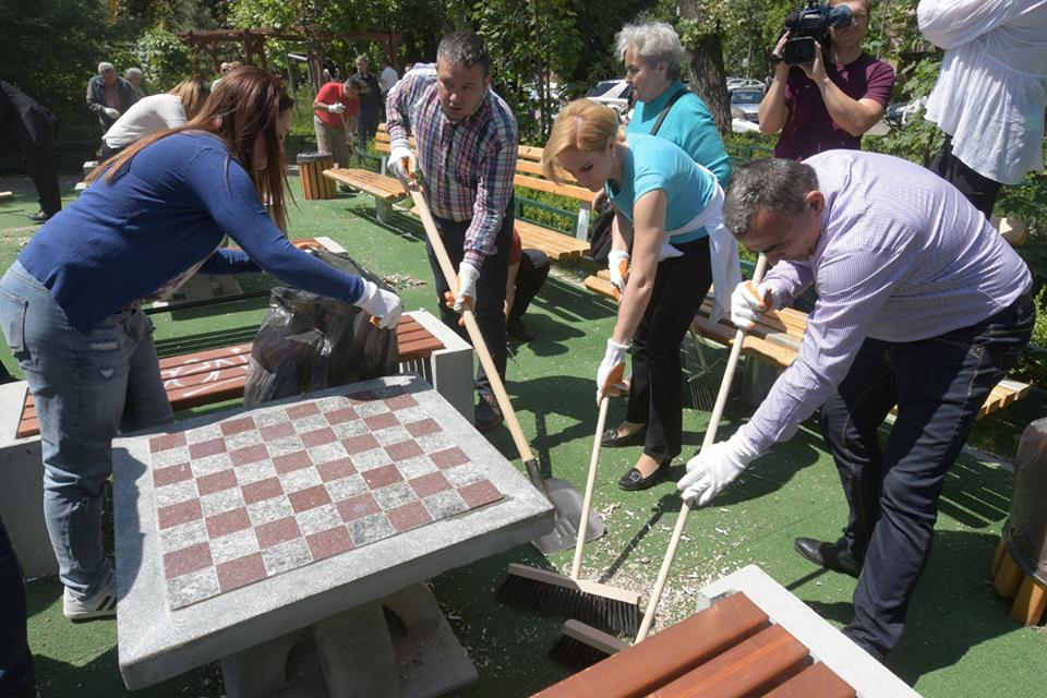 Firea, pozata dand cu matura in parc (FOTO)