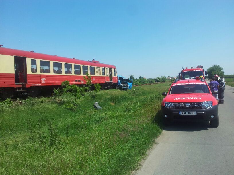 Microbuz lovit de tren, soferul dus in stare grava la spital
