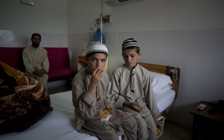 Doi frati pakistanezi paralizeaza instantaneu noaptea