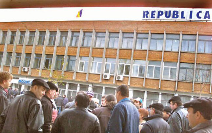 Companiile privatizate revin ruinate la stat