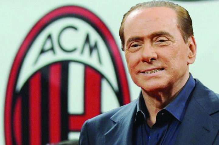 Berlusconi vinde Milanul pe Facebook!