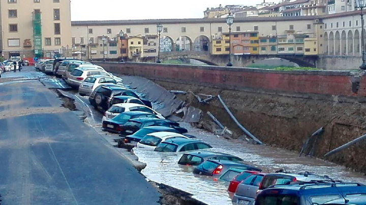 200 de metri de cheu s-au prabusit la Florenta